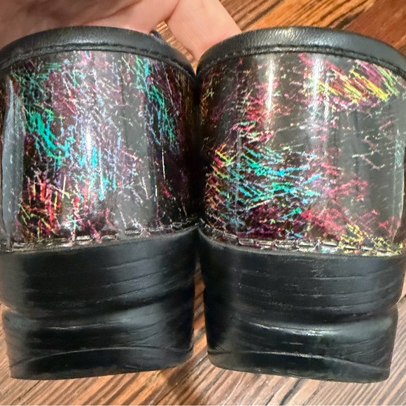 Dansko Rainbow Scribble Patent Leather Clogs Women’s Sz 38 (U.S. 7.5) - Picture 3 of 7